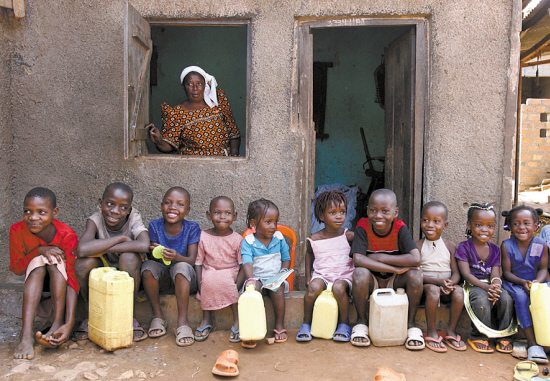 11月23日,乌干达kawempe,一群孩子在难民营外等待查尔斯王子来访.