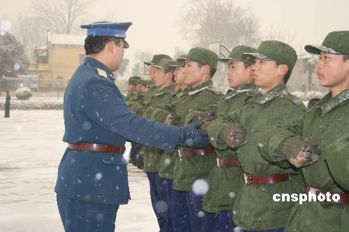 圖空軍某部大雪紛飛礪新兵