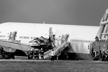 1月17日,英国航空公司一架从北京飞回伦敦的波音777客机在希思罗机场