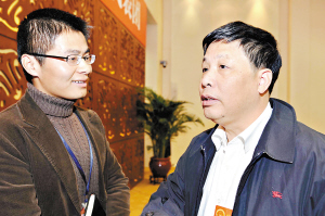 汕尾市委书记戎铁文在接受本报记者采访.