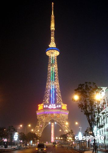 2008年2月3日晚,江苏苏州东吴塔灯饰璀璨,夜景绚丽迷人,为新春佳节