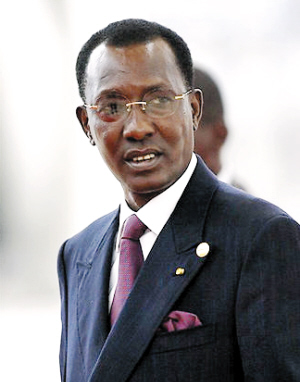 2月2日,一些法国士兵在乍得首都恩贾梅纳的一处侨民集结地守卫并护送