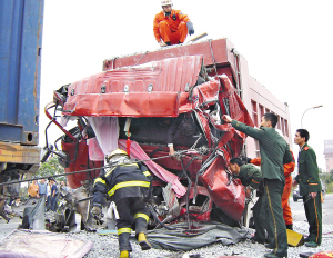 疾速追尾 泥头车司机被挤死