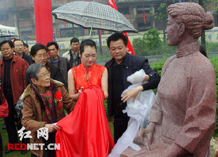 娄底双峰女杰广场八女杰雕塑揭幕图