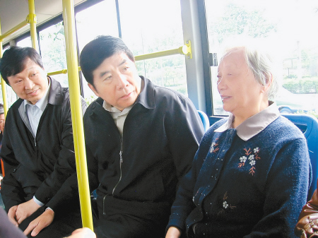 市长陈宝根与乘客亲切交谈.