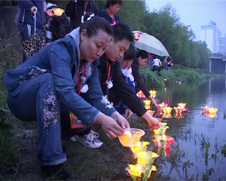 盏盏河灯 告慰亡灵地点:吉林市14时28分,防空警报声,汽车鸣笛声,广场