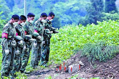 本报特派记者孟冉李康通讯员王宇昨天下午4点30分,沙家浜部队4名