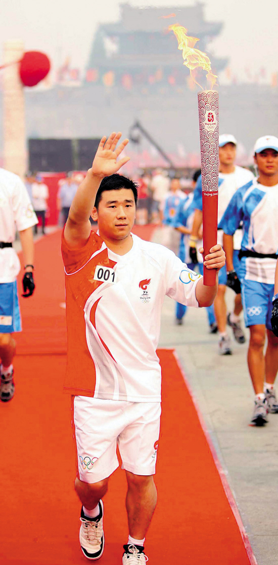 圣火在编钟声中传递_新闻中心_新浪网