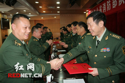 湖南消防总队举行首次晋升警衔仪式38名警官晋衔