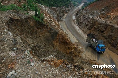 图贵州凯里发生山体滑坡公路交通不畅