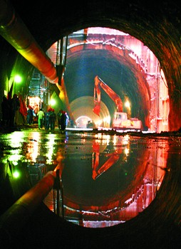 武广浏阳河隧道穿过50余米深处