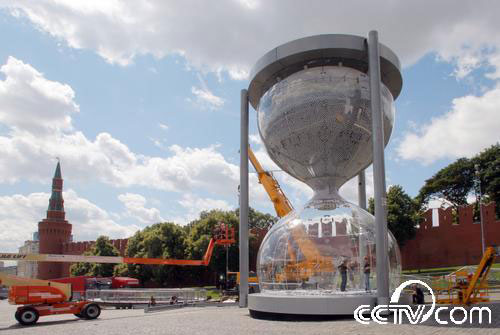 12米高世界上最大沙漏亮相莫斯科(组图)