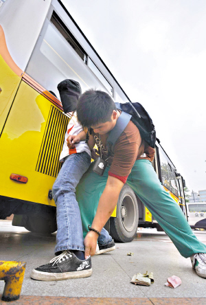 公车上作案 扒窃不成就强抢