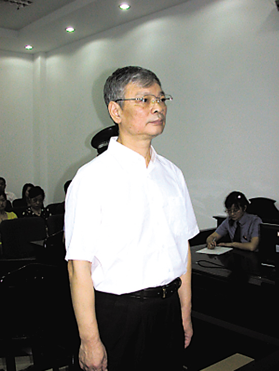 一审以受贿罪判处上海市长宁区原区委副书记,区长陈超贤有期徒刑13年