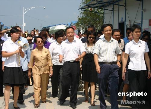 8月7日,来华参加北京奥运会开幕式的菲律宾总统阿罗约访问了四川地震