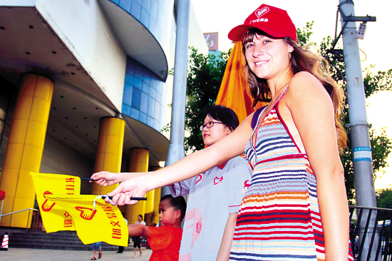 爱尔兰美女广州街头当协管