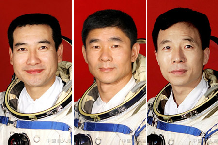 中国"神舟七号"航天员乘组24日下午在酒泉卫星中心与媒体见面.