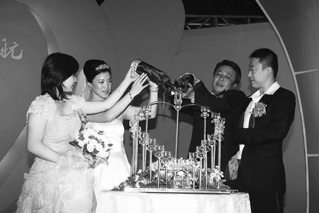 在王楠与郭斌的婚礼现场,奥运冠军马琳(右一)和日本乒乓球女星福原爱