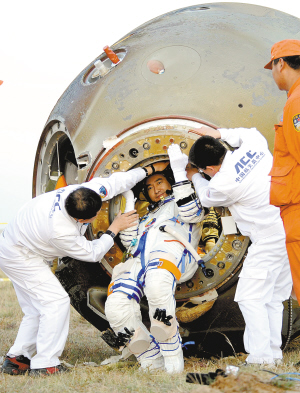 昨17时37分神七安全着陆