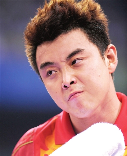 王皓动粗打保安因为一泡尿