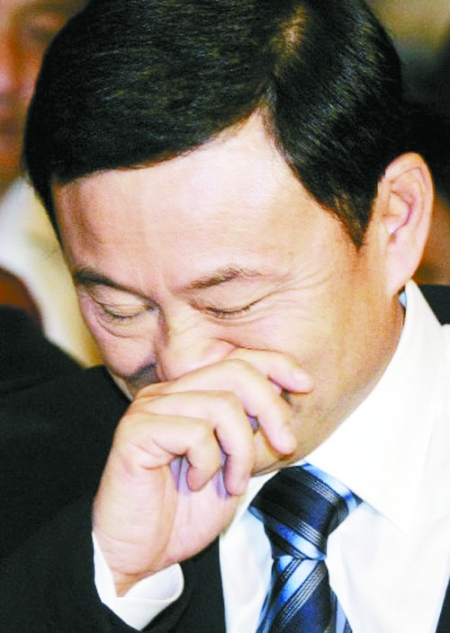 高法院)21日就前总理他信及其妻子朴乍曼涉嫌非法购地案进行缺席宣判