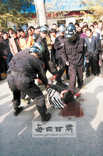 骑警抓捕小偷自残妄图脱逃