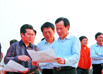 > 正文            "以前从长沙到望城,颠颠簸簸要花上大半天时间