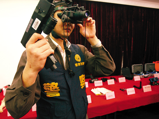 头戴新型夜视仪,手持"闪电特警"的便衣警察十足一个"未来战士".