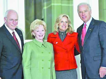 新华社华盛顿11月13日专电美国当选副总统拜登偕夫人13日应邀拜访现任