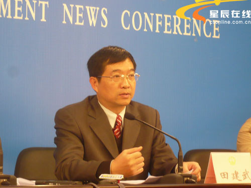 田建武,长沙市公用事业局公交处处长陈永泰出席会议并回答记者提问