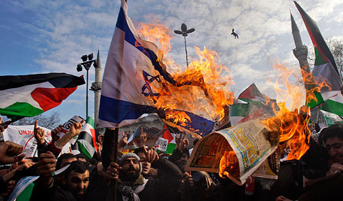1月9日,土耳其示威者在伊斯坦布尔的倍亚齐清真寺外燃烧以色列国旗