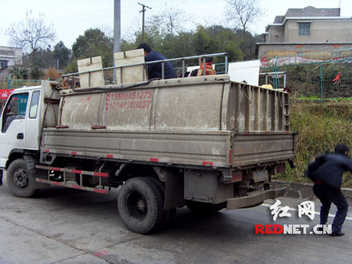 高速交警查獲拉魚車內設