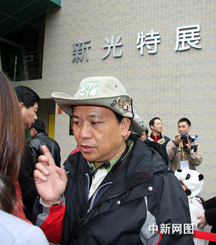 图为台北市动物园园长叶杰生正忙得不亦乐乎.陈立宇 摄