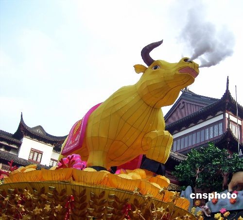 图:3米高巨型"牛灯"亮相上海豫园元宵灯会