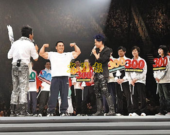 大只佬陈润韬展示肌肉.(图片来源:文汇报)