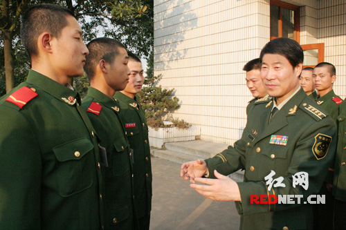 岳喜强亲切地与官兵代表们进行交流