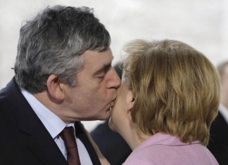 英国首相行亲吻礼吻到德国总理亲(组图)