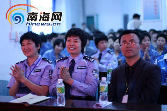 精彩的节目博得民警们的阵阵掌声 本网记者 张茂 摄国际"三八"妇女节