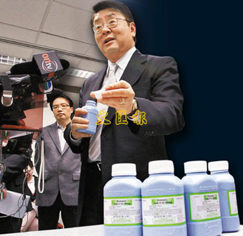 香港卫生署署长林秉恩为"发霉药"事件解释.(图片来源:文汇报)