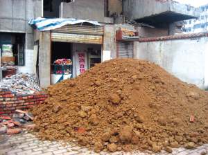 一堆黄土堵住八旬老人家门