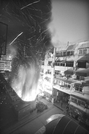 火星蹿到半空中快报记者 泱波 摄