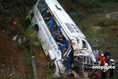 福建長深高速客車事故致18人死亡6人受傷(組圖)