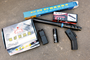 記者在沙井店鋪買到的電警棍和電擊槍.