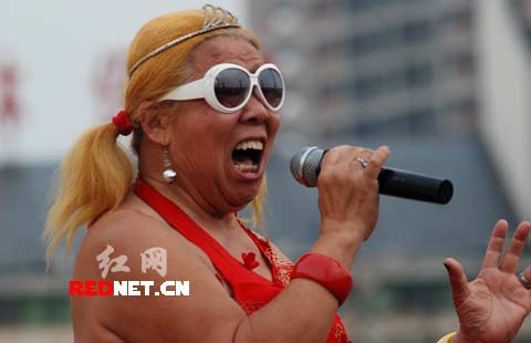 株洲街头现老年版非主流 金丝发白框镜大红裙(图)