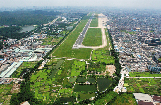 这里就是白云新城的中心 (资料图片,陈国摄)2004年,旧白云机场,最后一