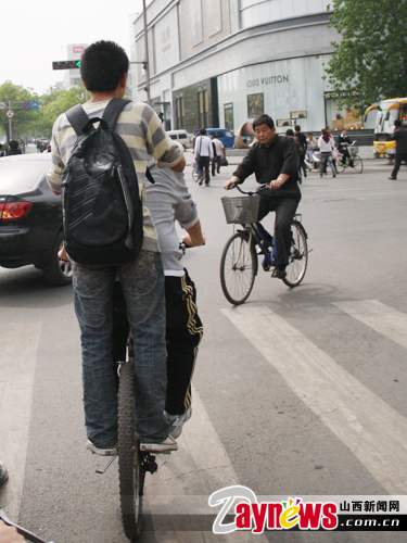 自行车带人老照片图片