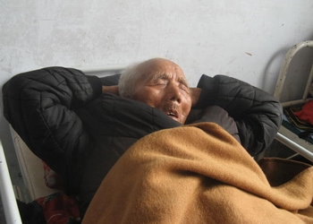 九旬老革命病危举债住院