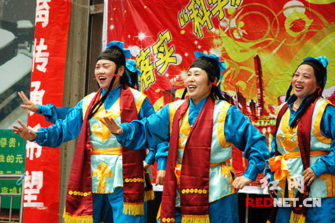 永州冷水滩民间乡村"巾帼艺术团"社区义演(图)