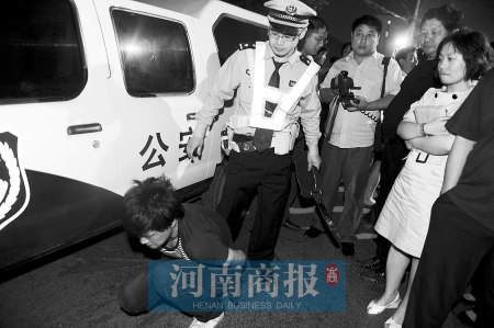 嫌犯藏身树丛 小狗"报警"抓人