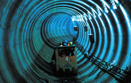 四个盾构标段约18500单线米,明挖隧道全长约18500单线米(含17座车站)